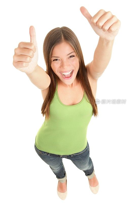 高兴的女人竖起大拇指