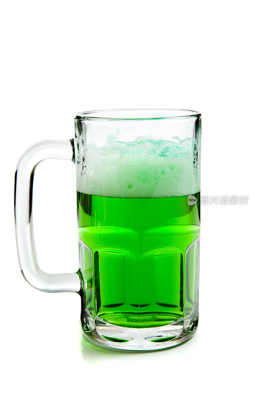 一大杯绿啤酒加白啤酒