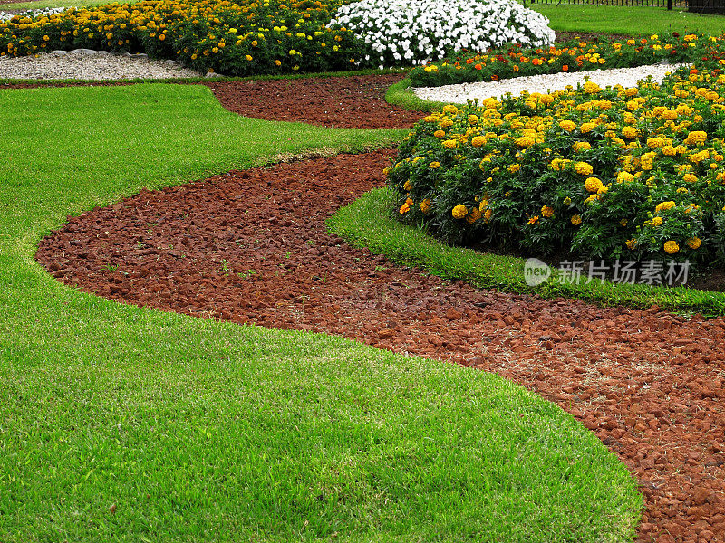 公园设计石砌小径，在草地上带花坛