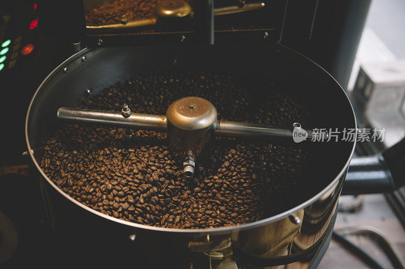 用咖啡机新烤的咖啡豆