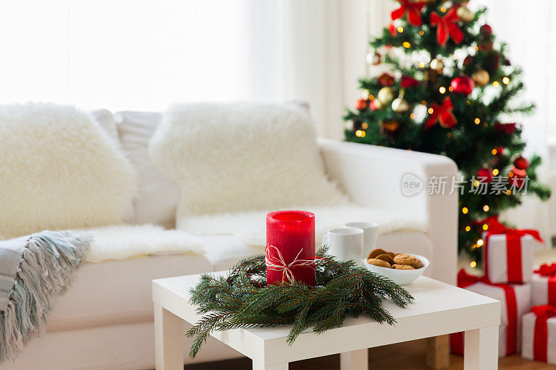 沙发，桌子和圣诞树，在家里放礼物