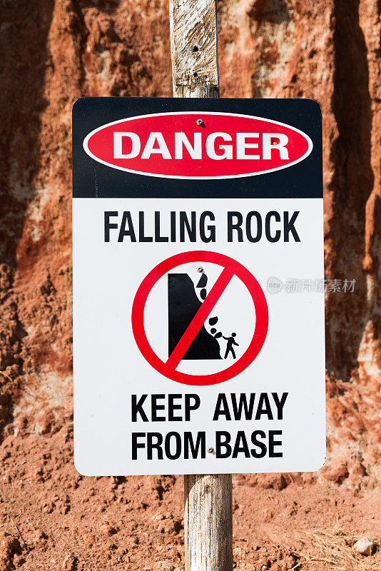危险警告标志落石远离悬崖底部