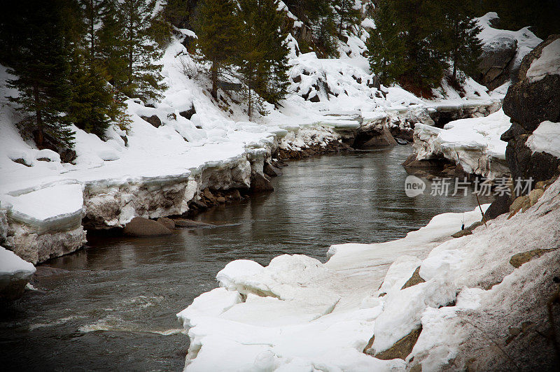 爱达荷州的冬季景色-山间河流