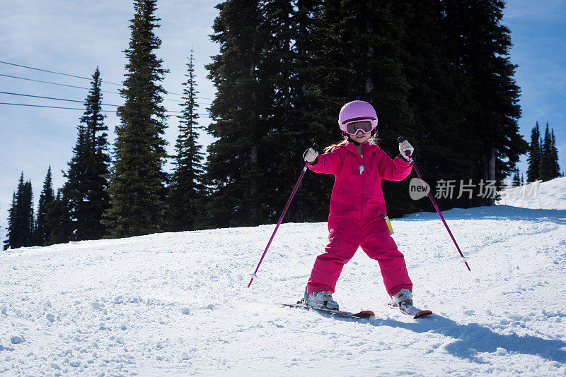 小女孩在山上滑雪