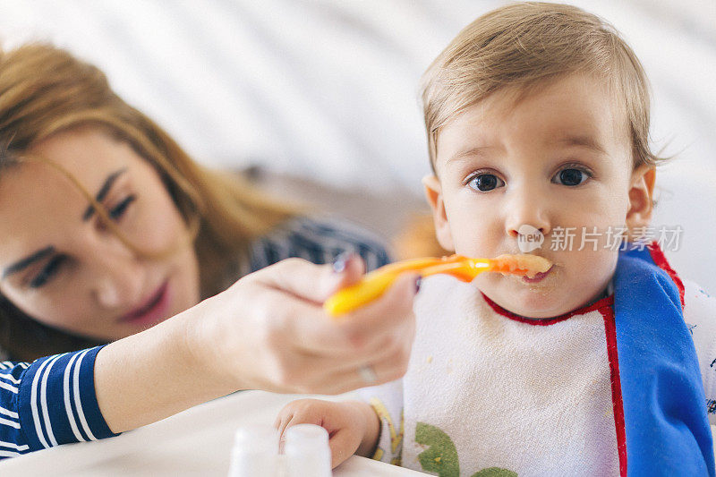 母亲在喂她的男婴