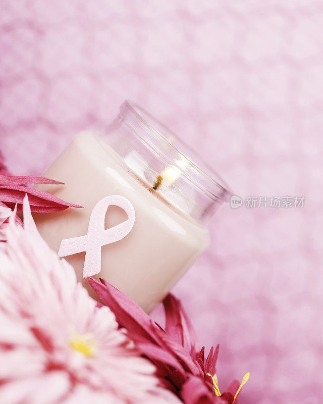 乳腺癌意识守夜蜡烛和鲜花