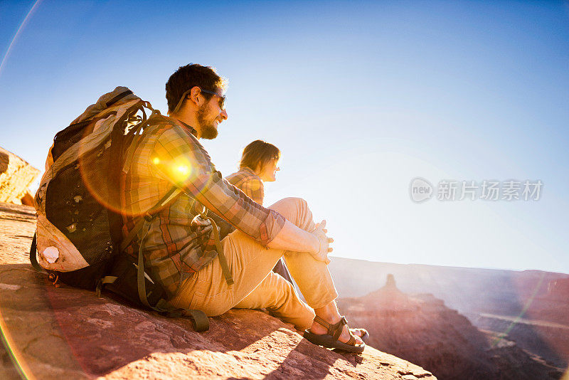 运动的年轻夫妇在西南欣赏美丽的景色