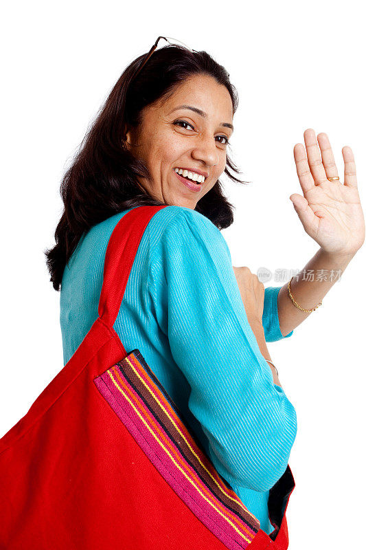 兴高采烈的印度妇女拿着购物袋孤立在白色