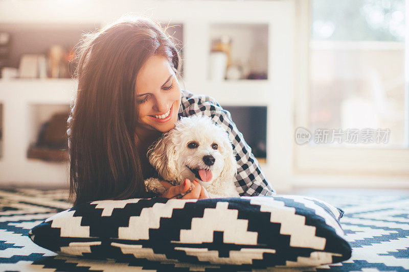 年轻女子拥抱她的狗