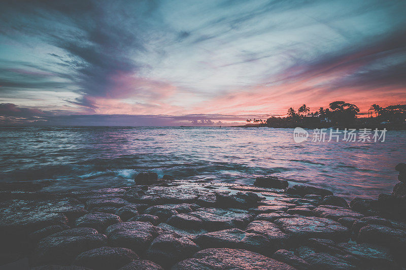 夏威夷考艾岛，热带海滩和海洋日落