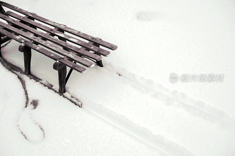 雪橇在雪地上留下的痕迹