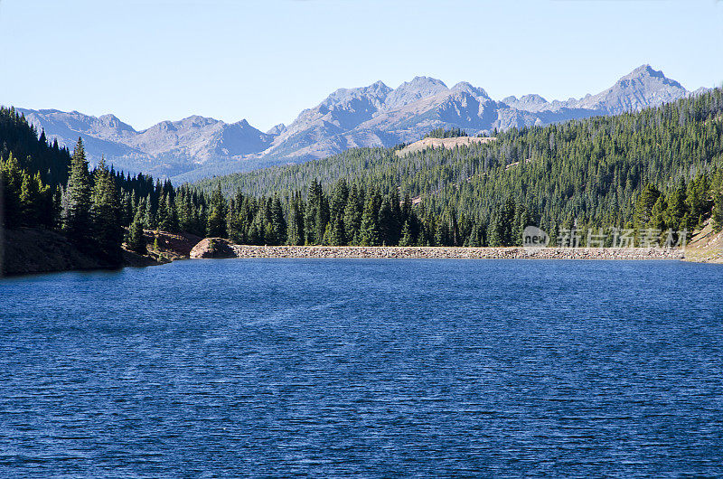 科罗拉多州韦尔市韦尔山口的黑湖