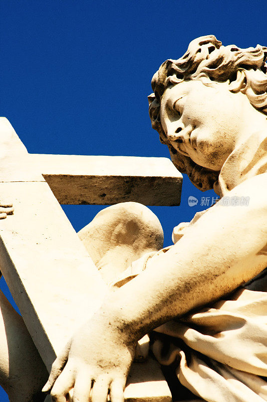意大利，罗马:圣安杰洛桥上的天使与十字架(特写)