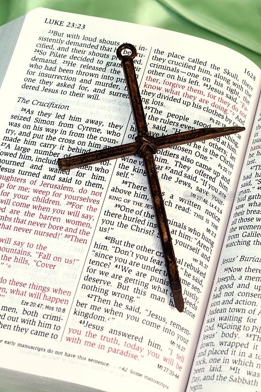宗教:复活节圣经圣经与十字架钉