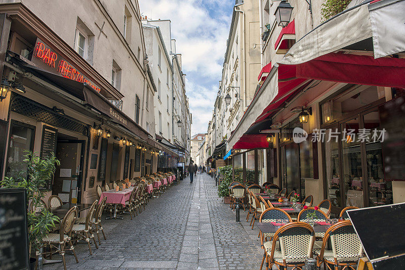 巴黎空荡荡的餐桌和椅子