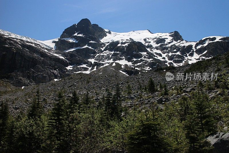 爬上一座高山