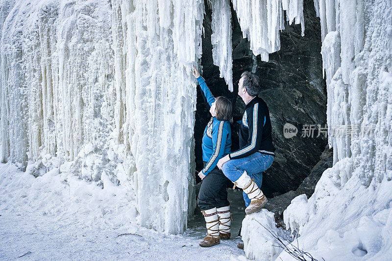 一对成熟的夫妇在加拿大西北地区的耶洛奈夫探索冰洞。