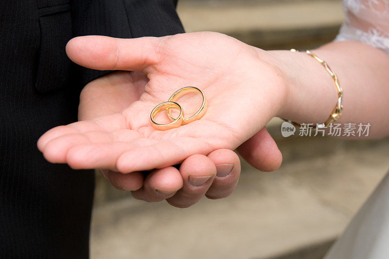 新婚夫妇展示他们的结婚戒指