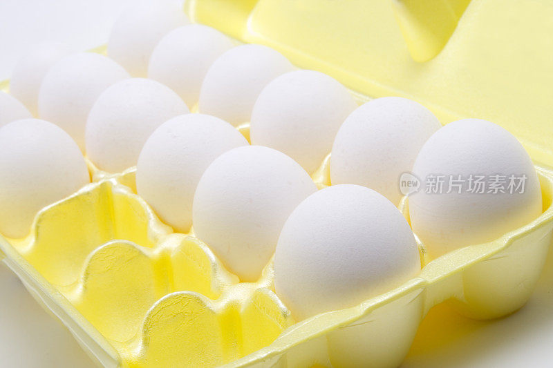 鸡蛋放在纸箱