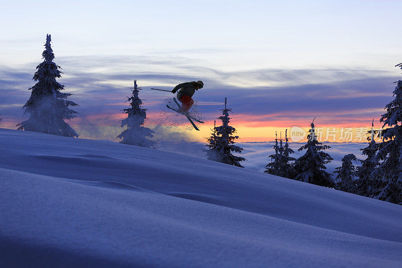 极限自由式滑雪运动员跳台乡村滑雪