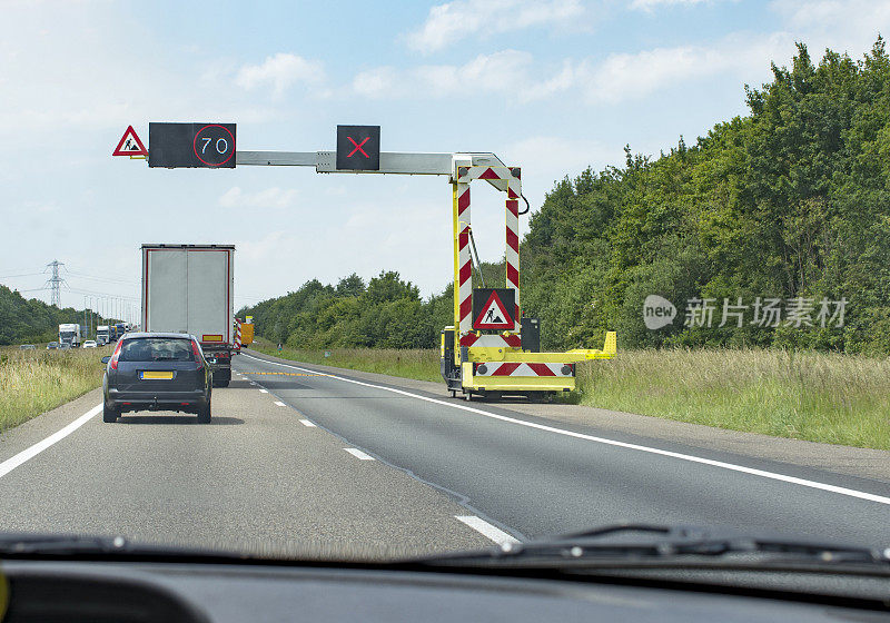 道路工程的移动速度标志