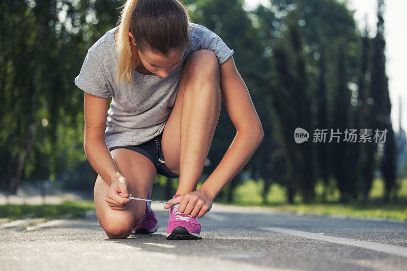 年轻女子系上鞋带，准备逃跑