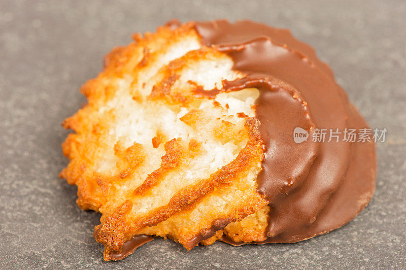 巧克力蘸椰子蛋白杏仁饼干