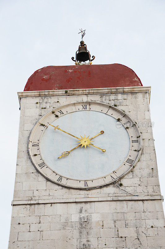 扎达尔克罗地亚钟在历史悠久的教堂钟楼上