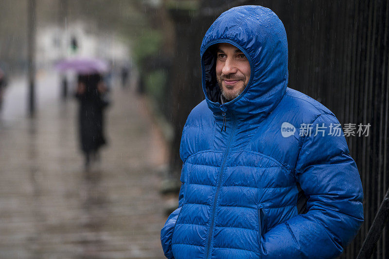 男人在雨中湿透了