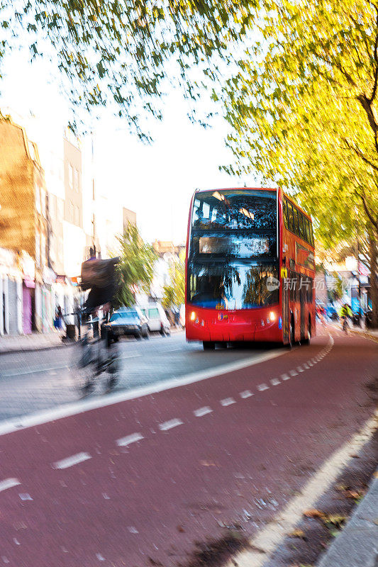 伦敦红色双层巴士在街上行驶，抽象，英国