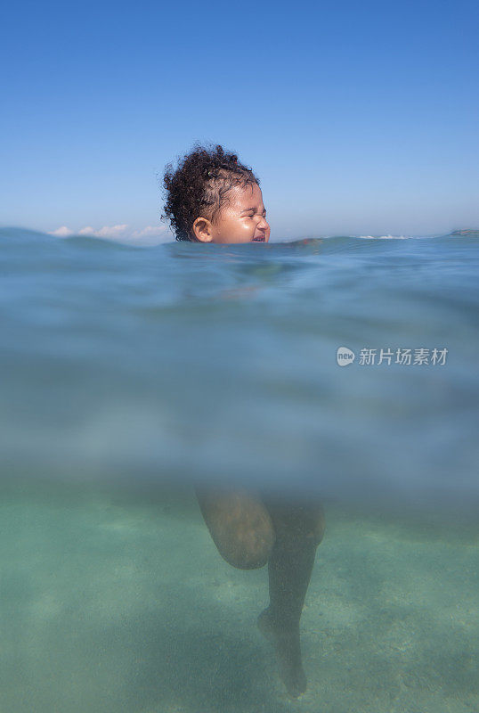 孩子溺水下沉。