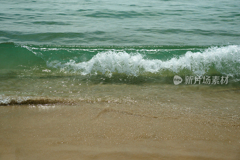 海浪向海滩移动