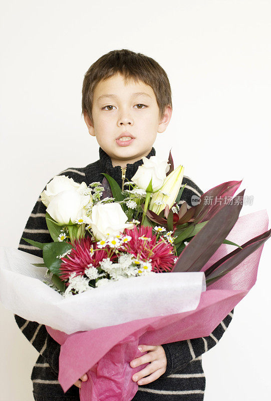 小男孩拿着花