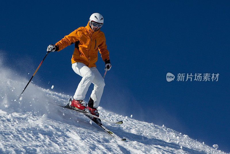 戴着头盔的滑雪者