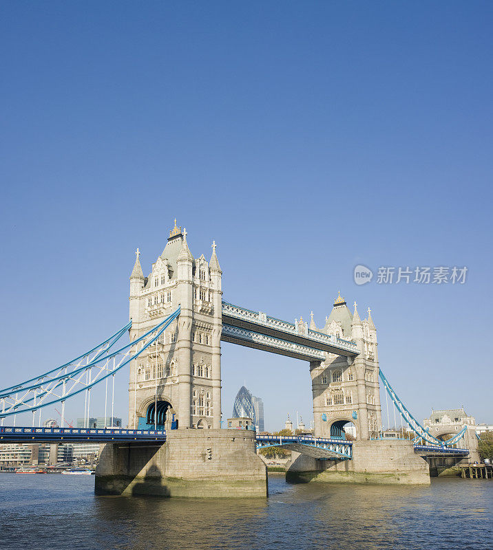 英国伦敦塔桥和泰晤士河
