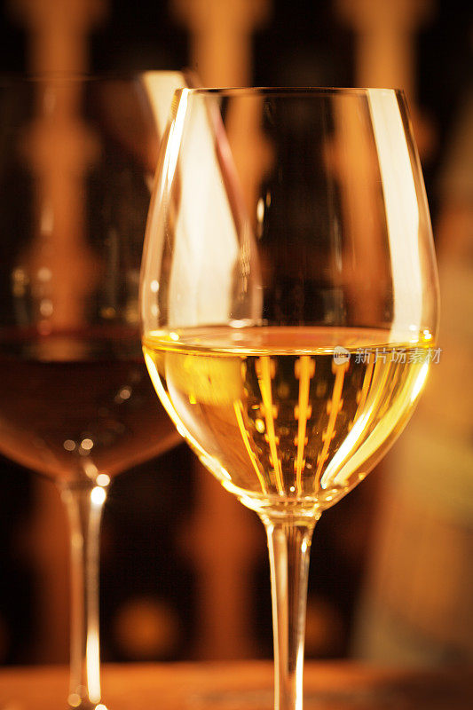 红和白葡萄酒在酒窖垂直