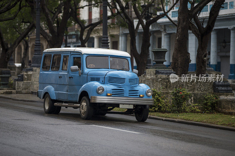 古巴哈瓦那街头的出租车