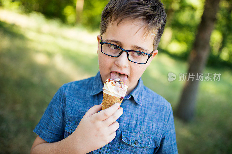 可爱的男孩喜欢吃冰淇淋