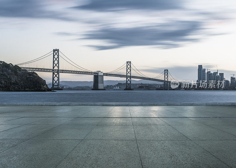 可以看到海湾大桥和旧金山城市的天际线，前景是瓷砖地板