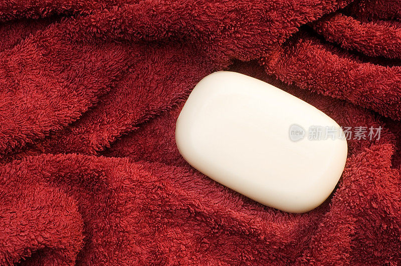 一块红毛巾裹着的肥皂