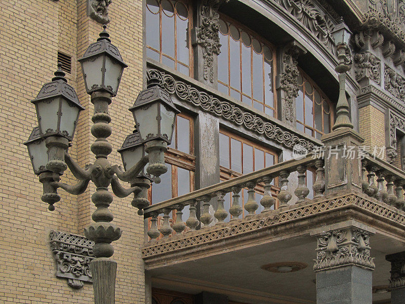 阿塞拜疆巴库的一个老剧院的建筑细节