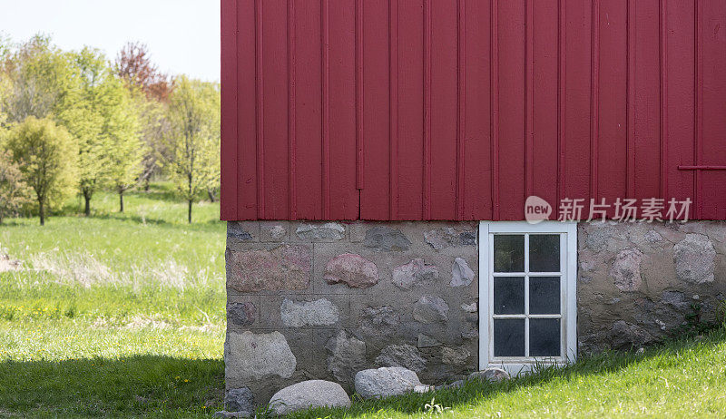 谷仓和窗户的鲜红一面