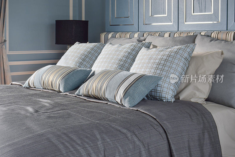 浅蓝色的卧室，带有图案和纹理的床上用品