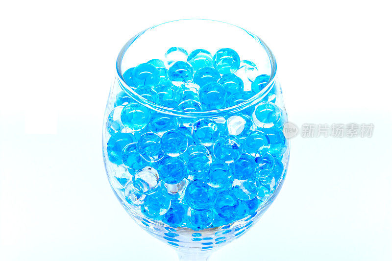 聚合物凝胶。凝胶球。蓝色透明水凝胶球，