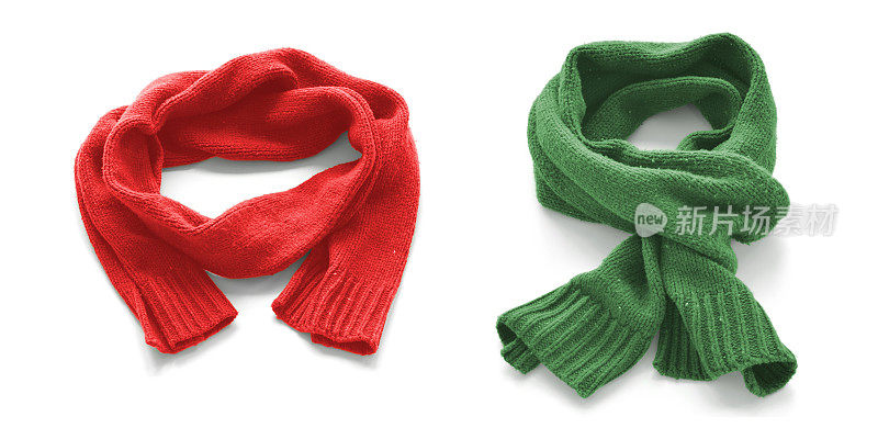 红色和绿色温暖的围巾在白色的背景。