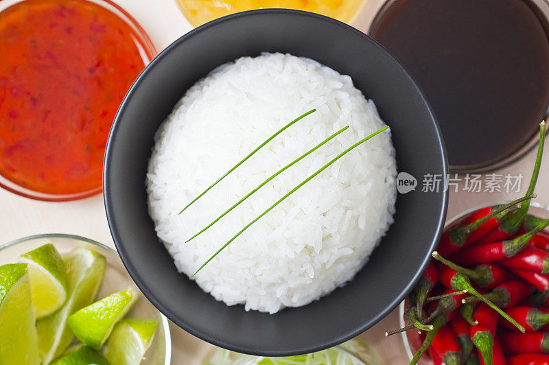 东方人的蘸酱和一碗米饭。