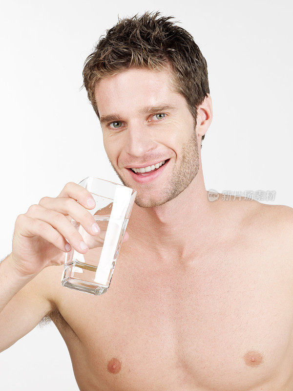 看起来很健康的人喝着水，面带微笑