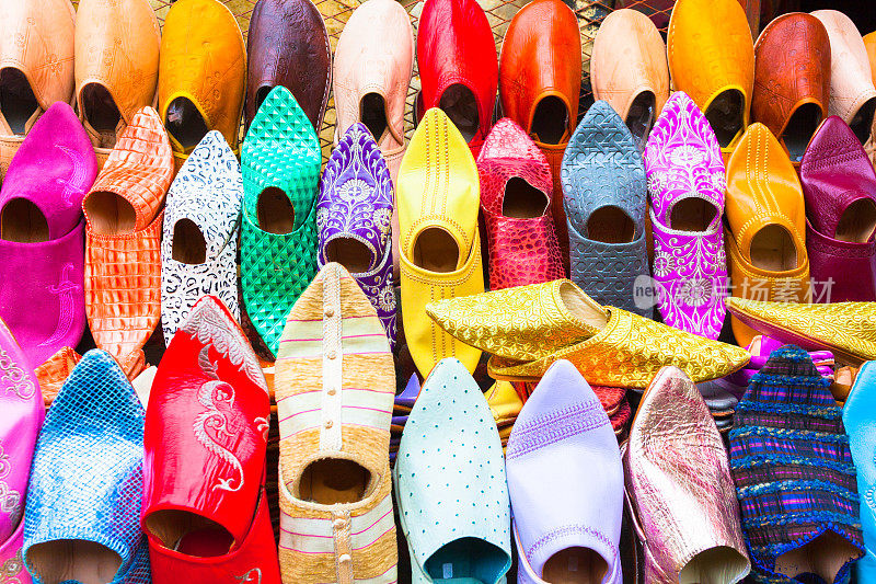 典型的彩色玛洛可鞋