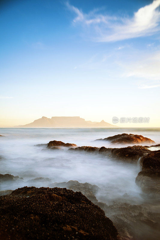 一张南非桌山的照片。