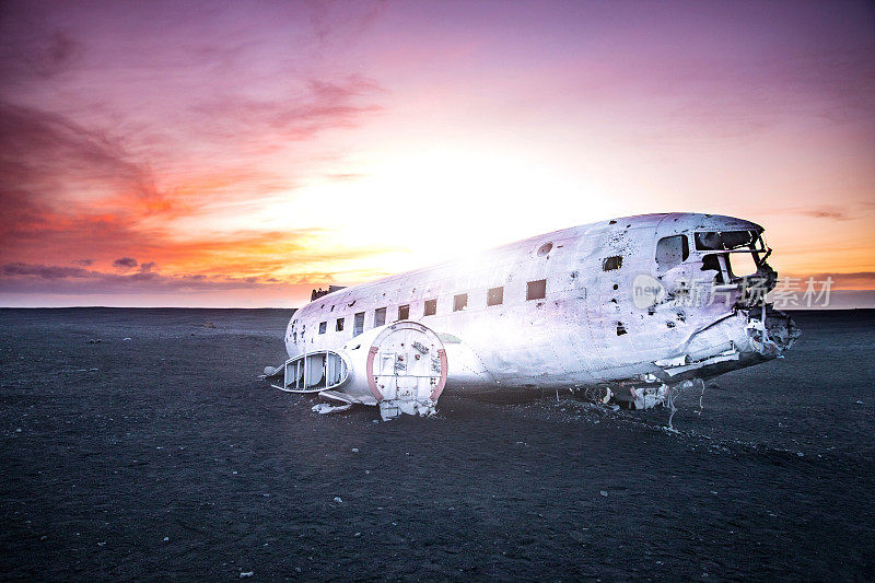 一架旧飞机在冰岛坠毁